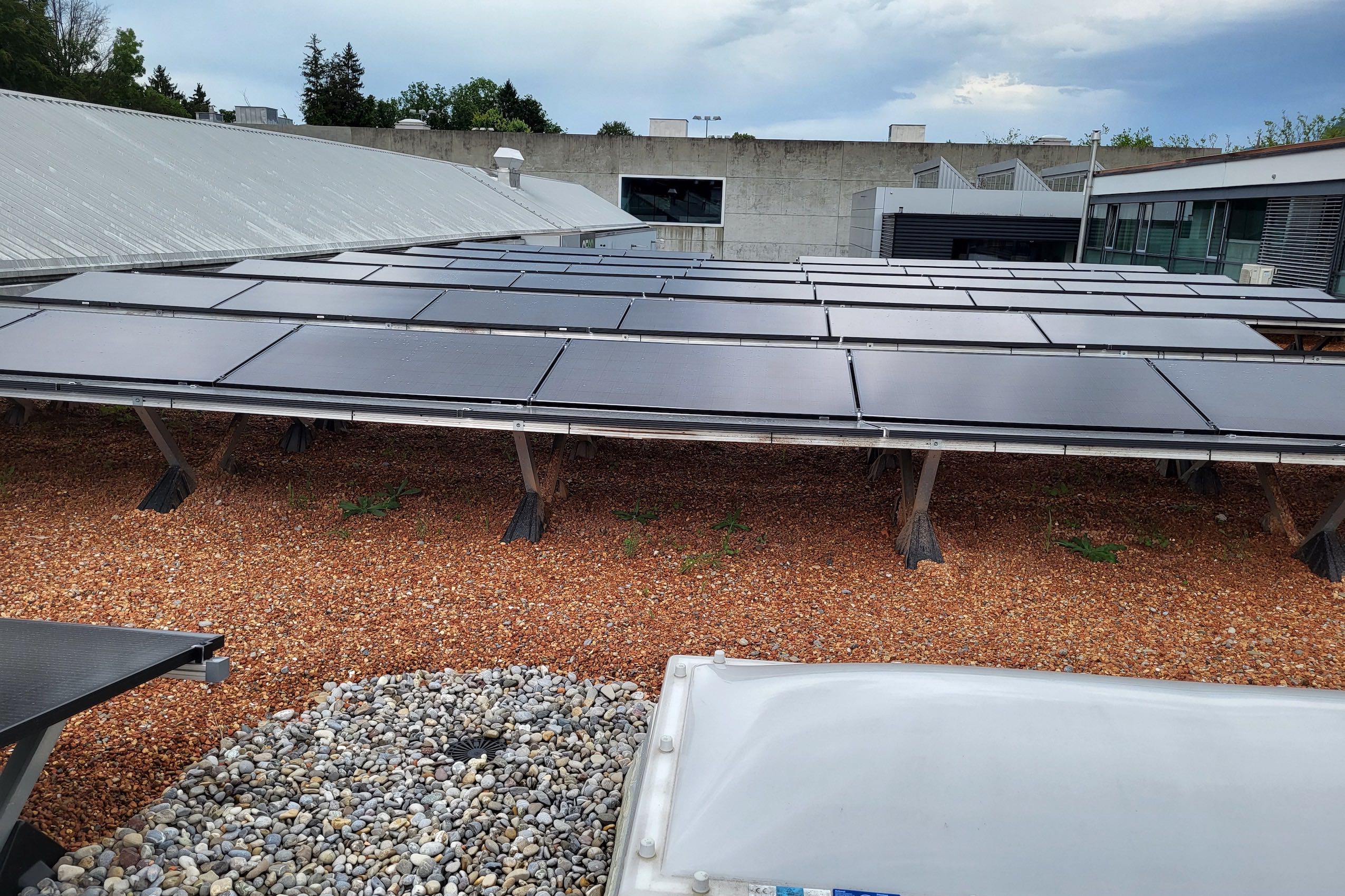 Photovoltaikanlage  auf Flachdach Zuercherstrasse 160-162, St.Gallen